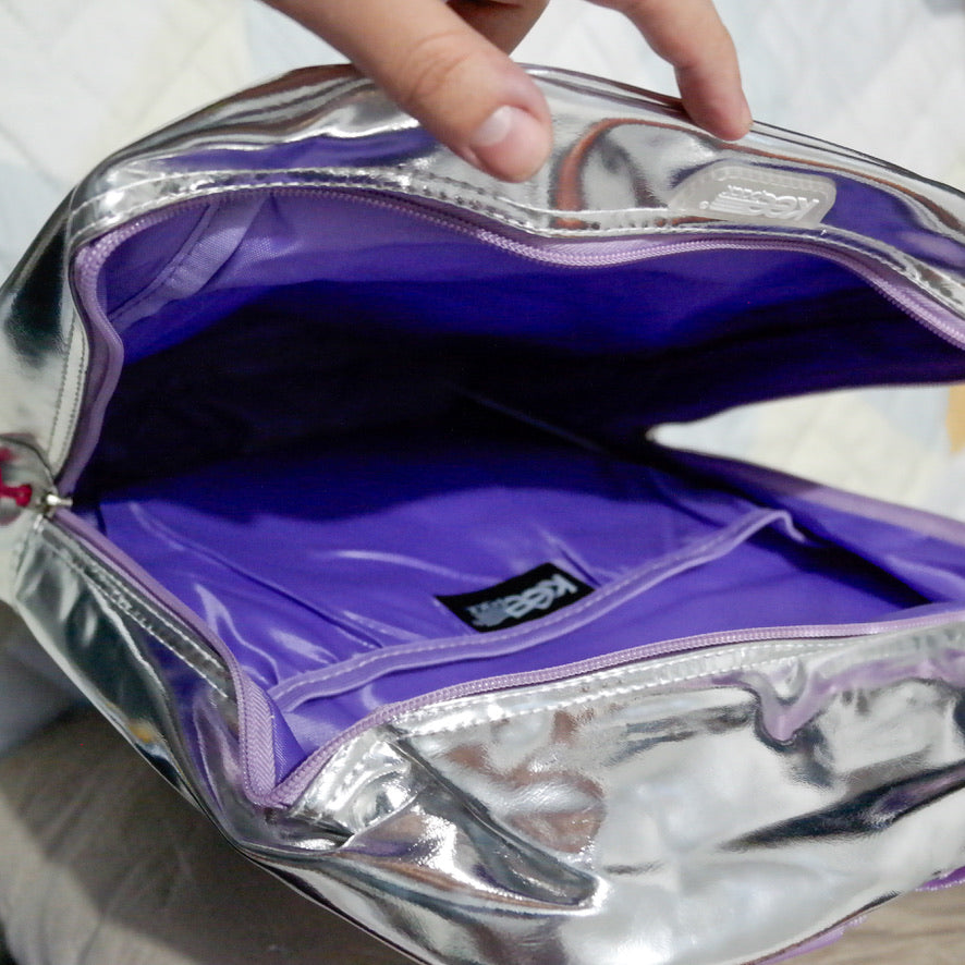 Mochila Barbie Plateada con Bolsillo de Peluche | Moderna y Espaciosa