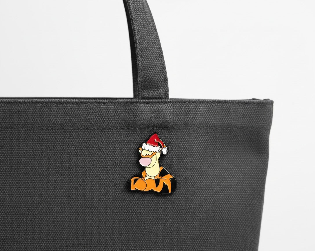 Pin Tigger Navideño – Accesorio Metálico de Winnie the Pooh