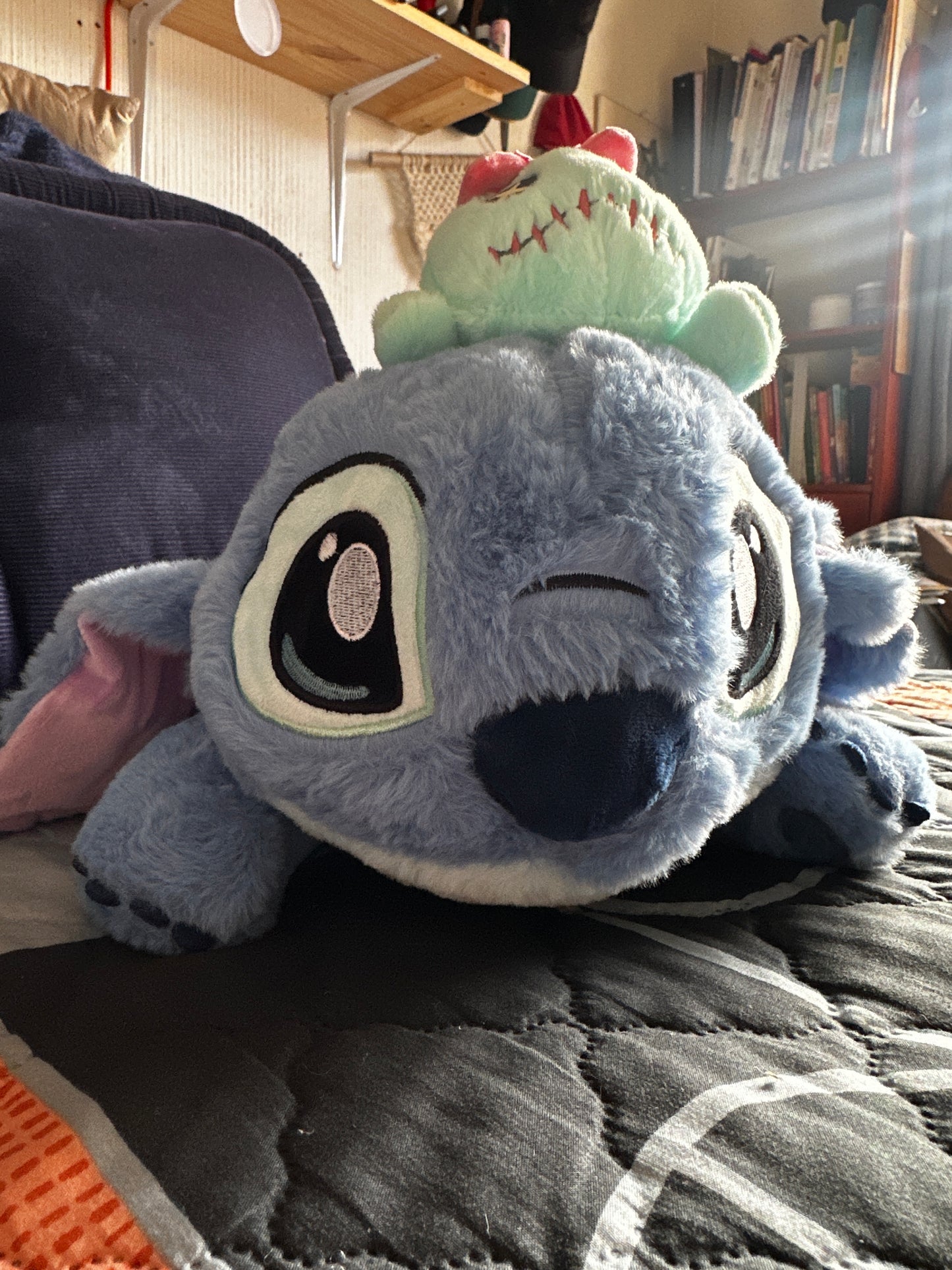 Stitch Recostado con Trapos