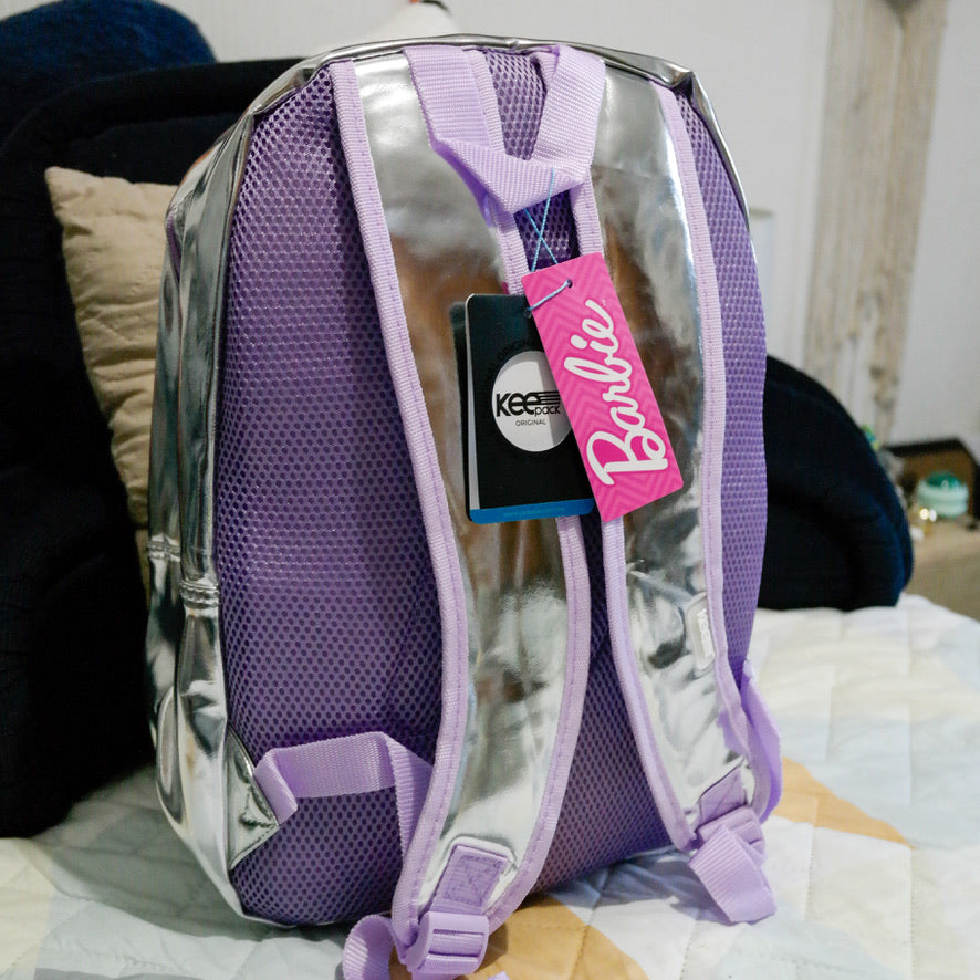 Mochila Barbie Plateada con Bolsillo de Peluche | Moderna y Espaciosa