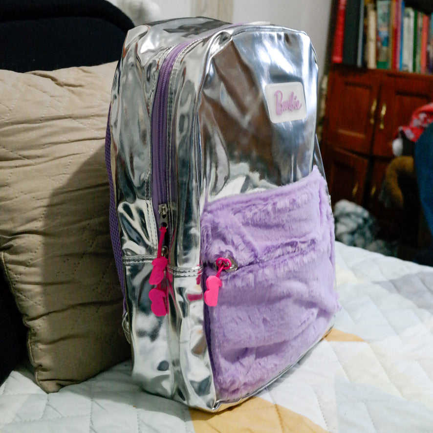 Mochila Barbie Plateada con Bolsillo de Peluche | Moderna y Espaciosa