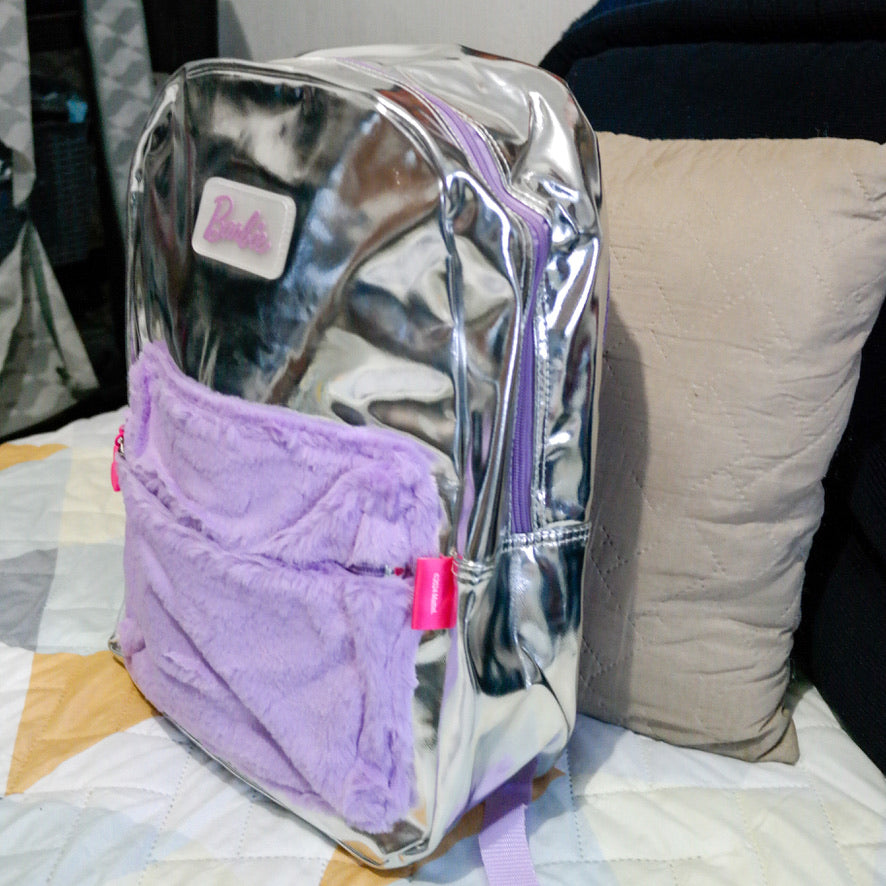 Mochila Barbie Plateada con Bolsillo de Peluche | Moderna y Espaciosa
