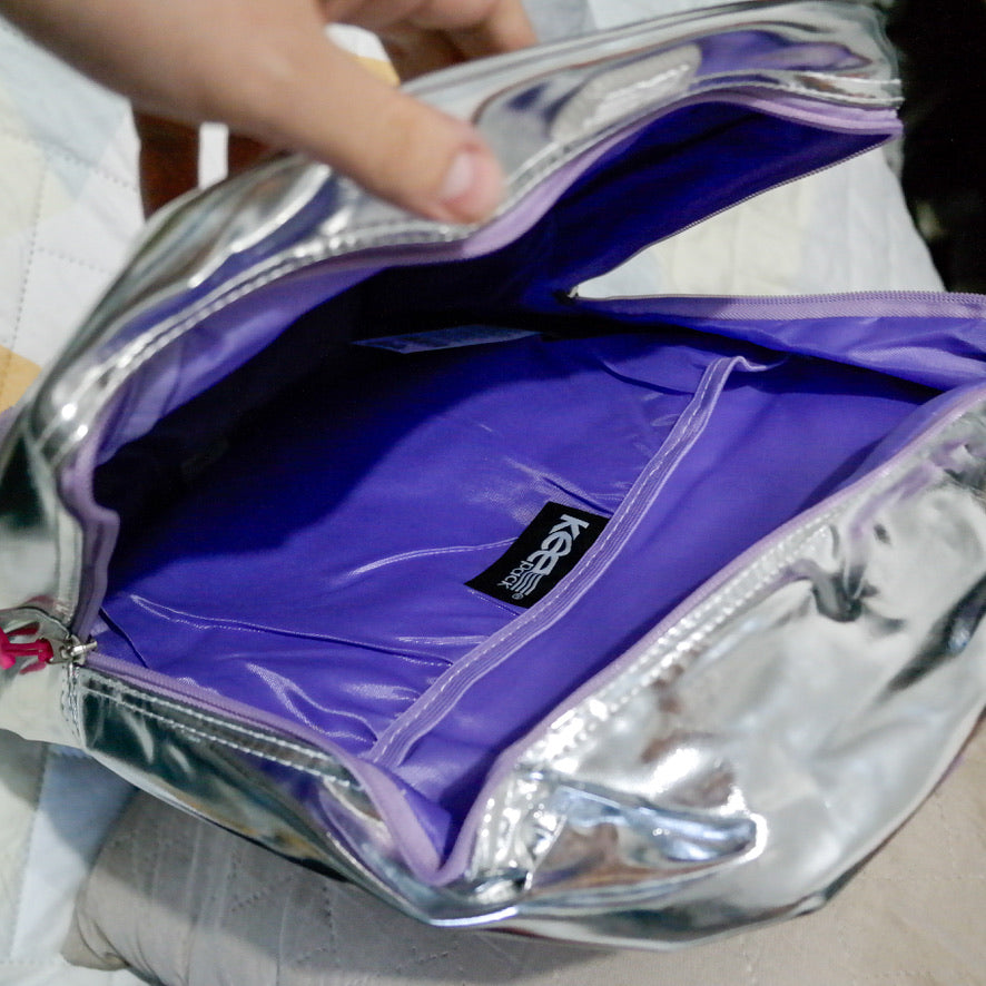 Mochila Barbie Plateada con Bolsillo de Peluche | Moderna y Espaciosa