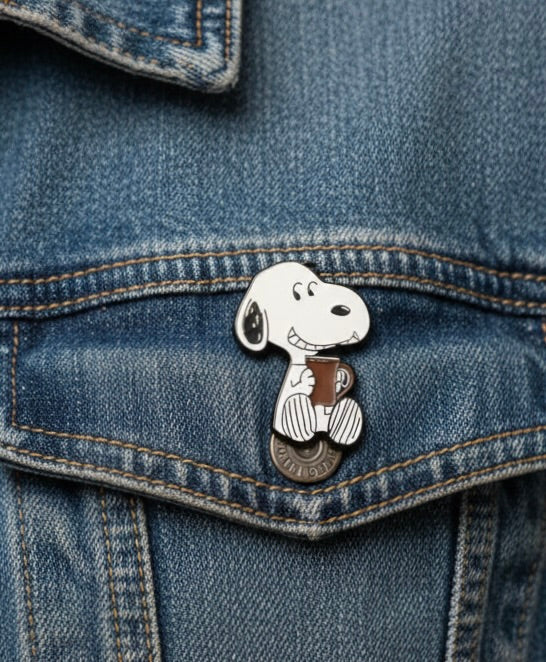 Pin Metálico de Snoopy con Tacita – Accesorio para Mochilas y Chaquetas
