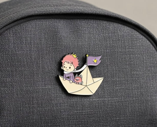 Pin Barquito de Papel con Niño y Mascota – Accesorio Metálico Tierno