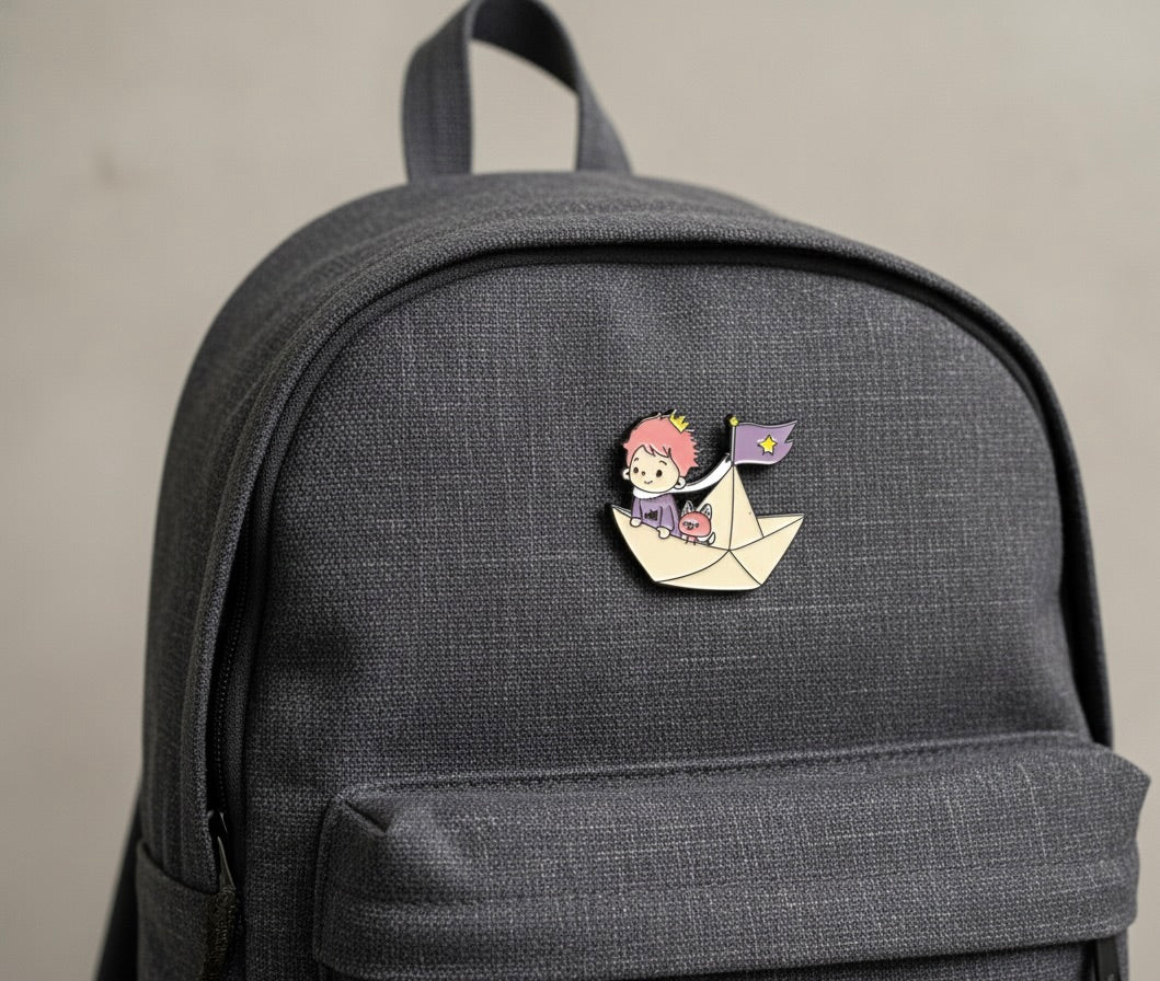 Pin Barquito de Papel con Niño y Mascota – Accesorio Metálico Tierno