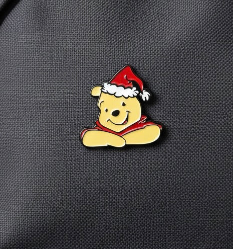 Pin Winnie Pooh Navideño – Accesorio Metálico Coleccionable