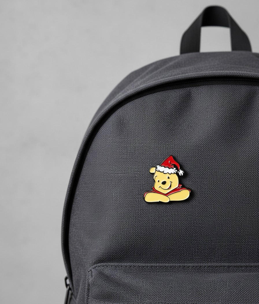 Pin Winnie Pooh Navideño – Accesorio Metálico Coleccionable
