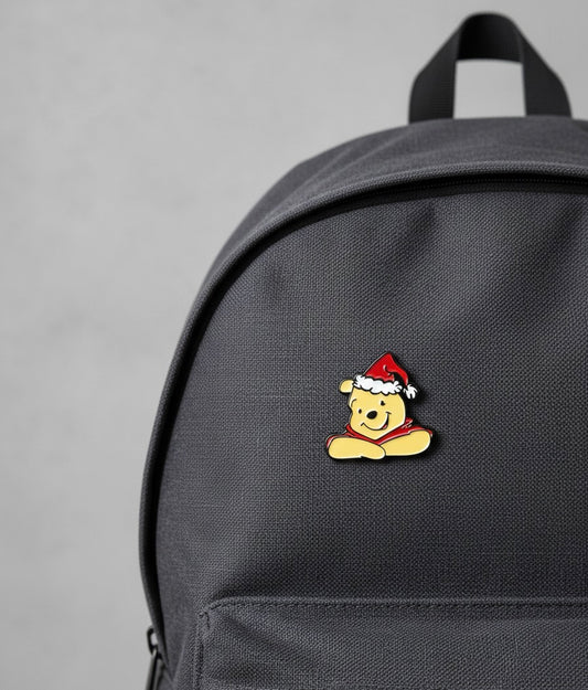 Pin Winnie Pooh Navideño – Accesorio Metálico Coleccionable