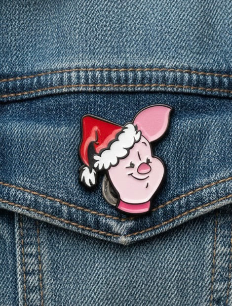 Pin Piglet Navideño – Accesorio Metálico Tierno de Winnie the Pooh