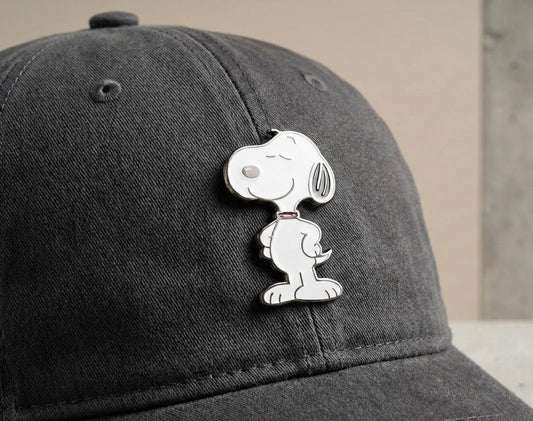 Pin Metálico de Snoopy – Accesorio para Mochilas, Gorras y Estuches