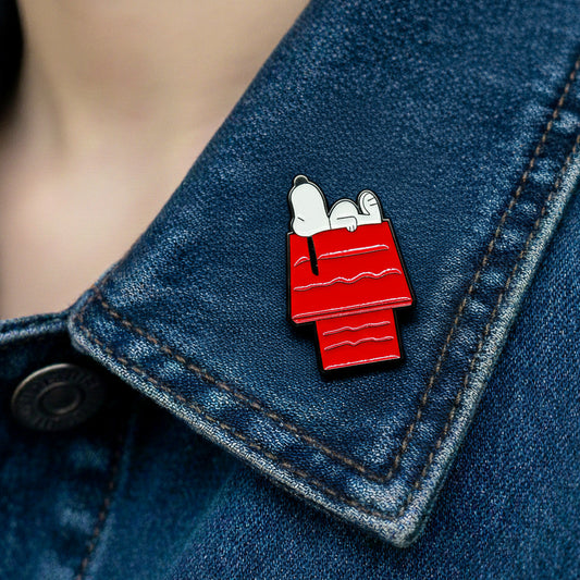 Pin de Snoopy – ✨ Snoopy descansando sobre su casita roja