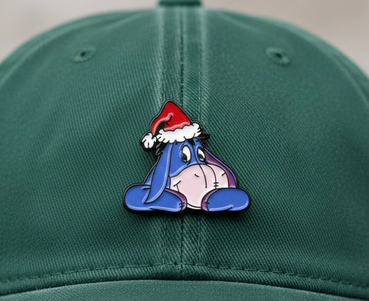 Pin Ígor (Eeyore) Navideño – Accesorio Metálico de Colección