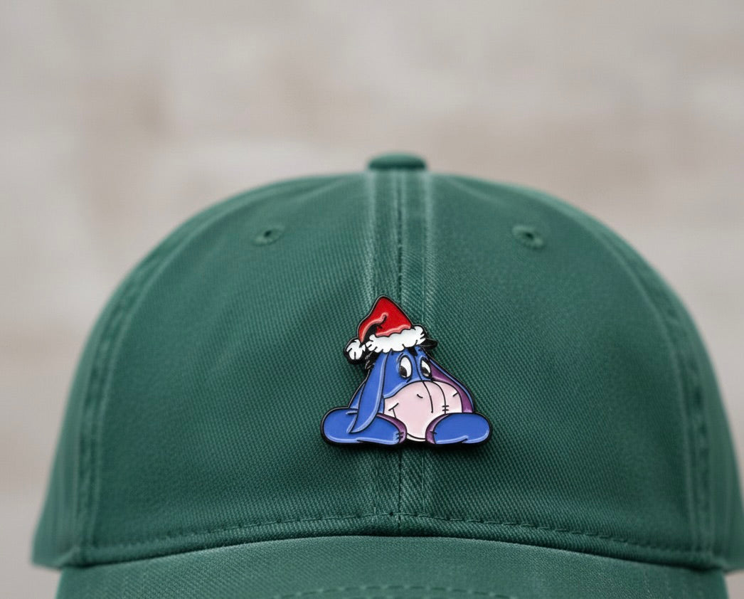 Pin Ígor (Eeyore) Navideño – Accesorio Metálico de Colección