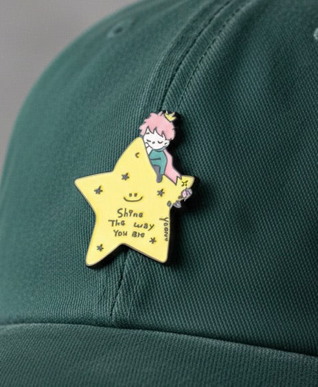 Pin Estrella “Shine the Way You Are” con Niño – Accesorio Metálico Tierno