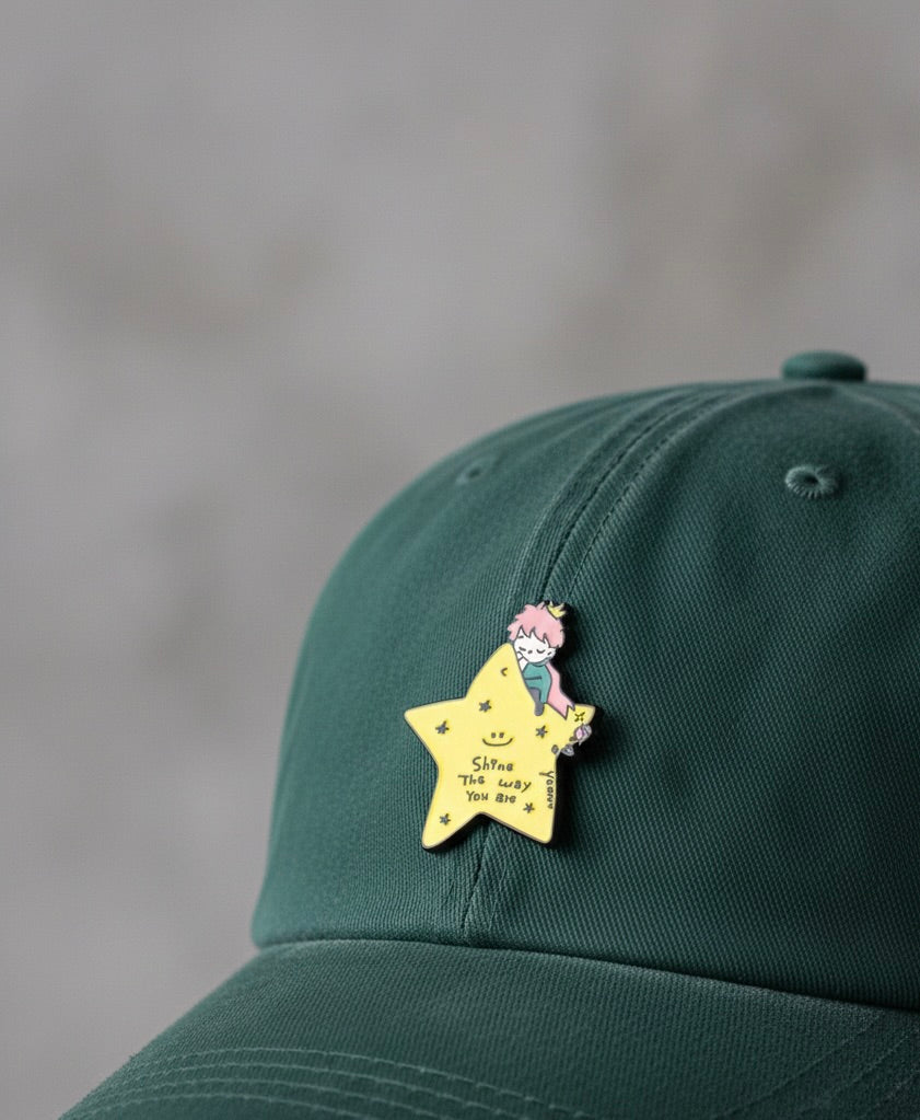 Pin Estrella “Shine the Way You Are” con Niño – Accesorio Metálico Tierno