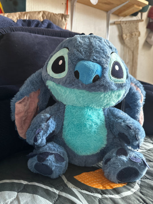 Stitch sentado