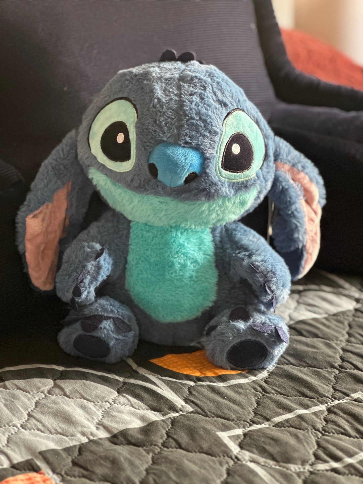 Stitch sentado