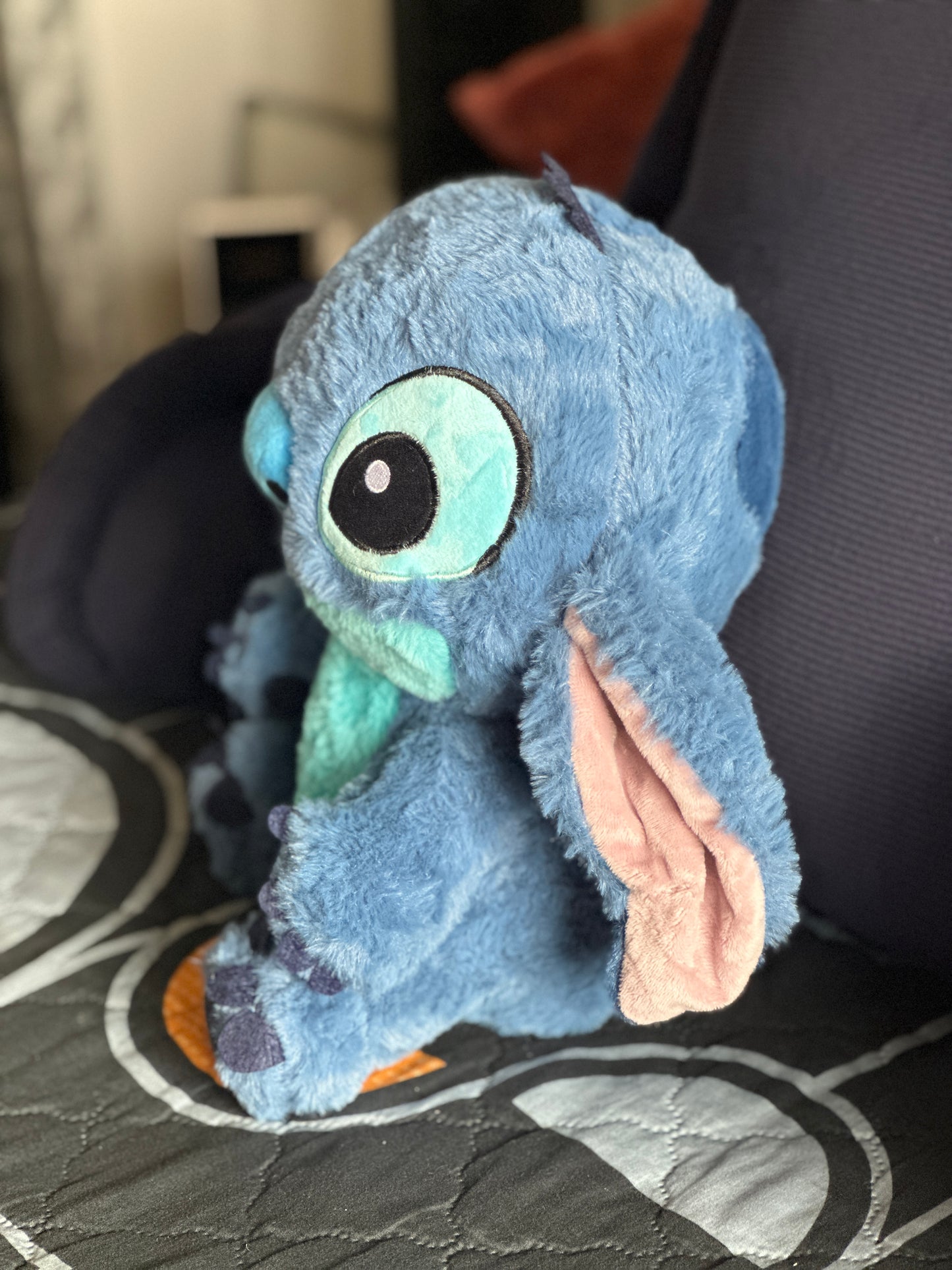 Stitch sentado