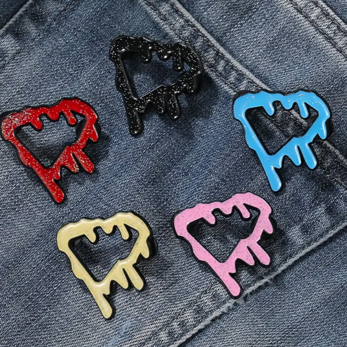 Pin metálico estilo “drip” para gorras New Era o snapback