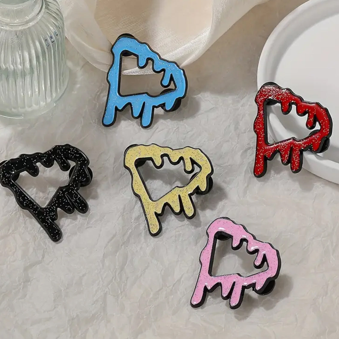 Pin metálico estilo “drip” para gorras New Era o snapback