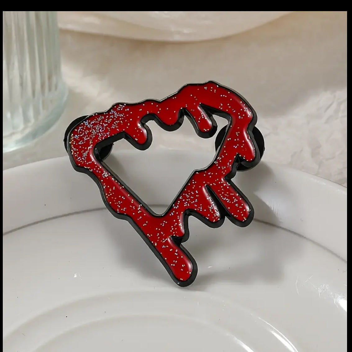 Pin metálico estilo “drip” para gorras New Era o snapback