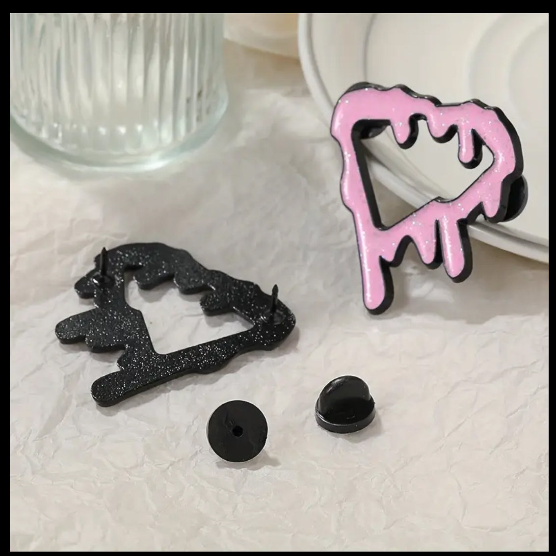 Pin metálico estilo “drip” para gorras New Era o snapback