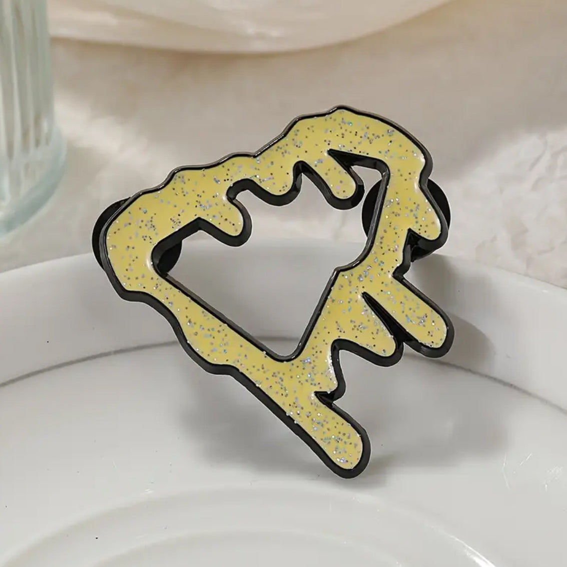 Pin metálico estilo “drip” para gorras New Era o snapback