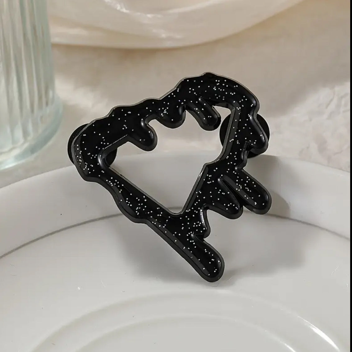 Pin metálico estilo “drip” para gorras New Era o snapback