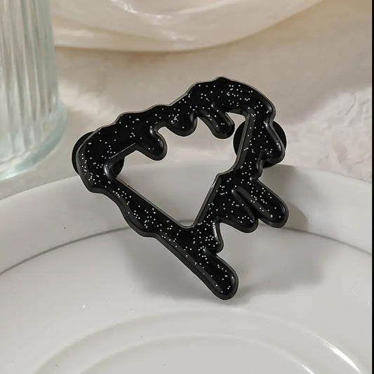 Pin metálico estilo “drip” para gorras New Era o snapback