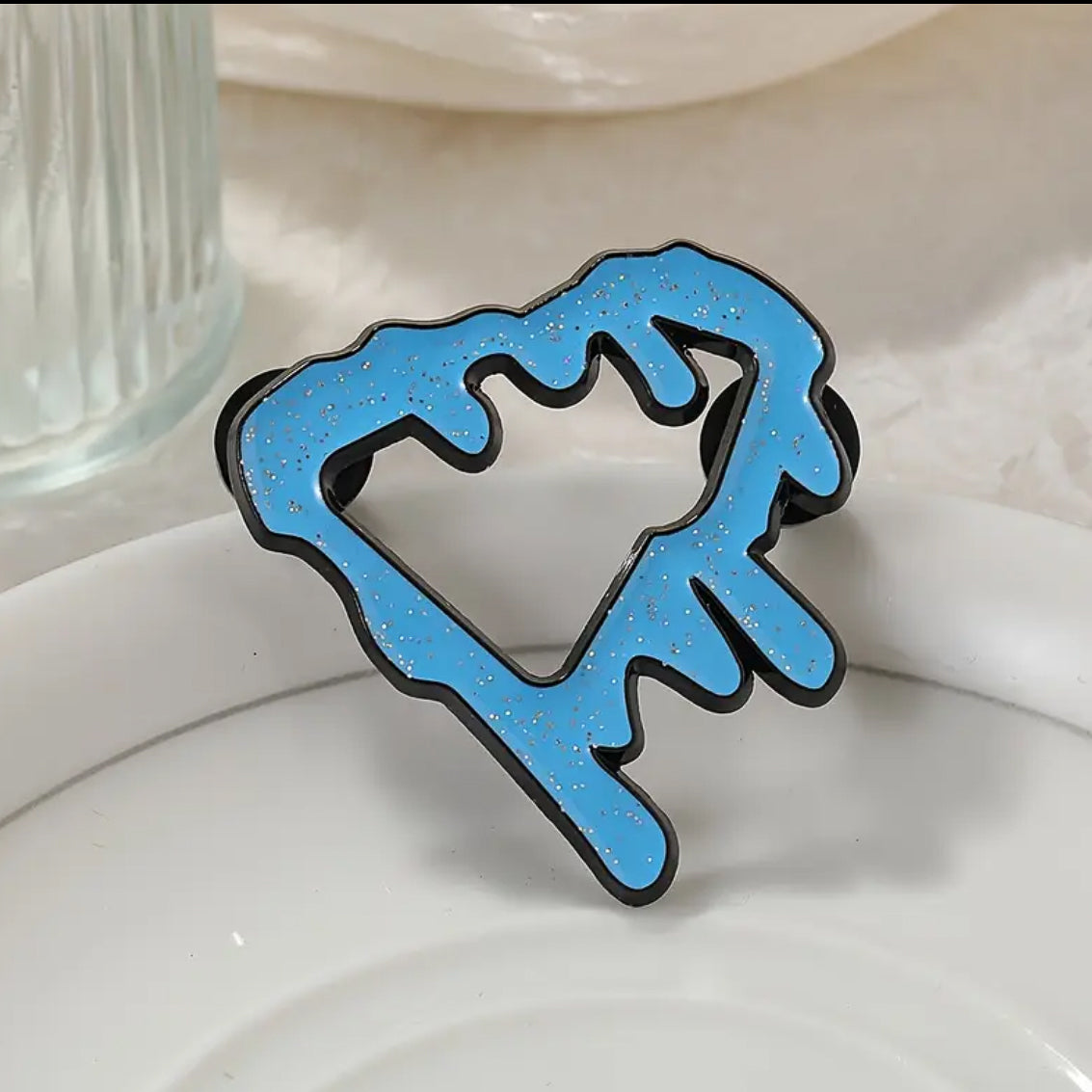 Pin metálico estilo “drip” para gorras New Era o snapback