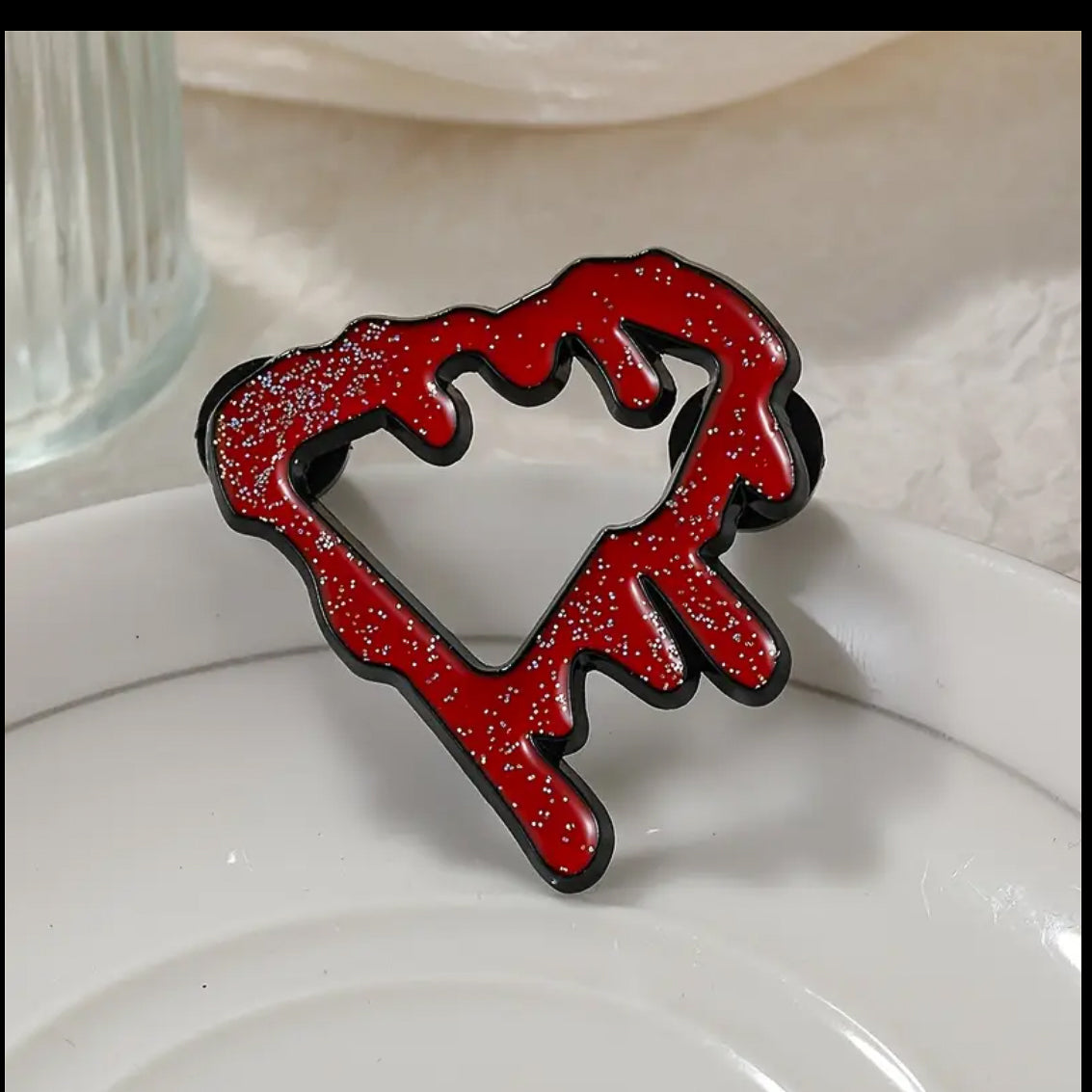 Pin metálico estilo “drip” para gorras New Era o snapback