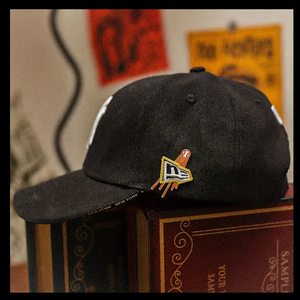 Pin metálico estilo béisbol dorado – compatible con gorras New Era y snapback
