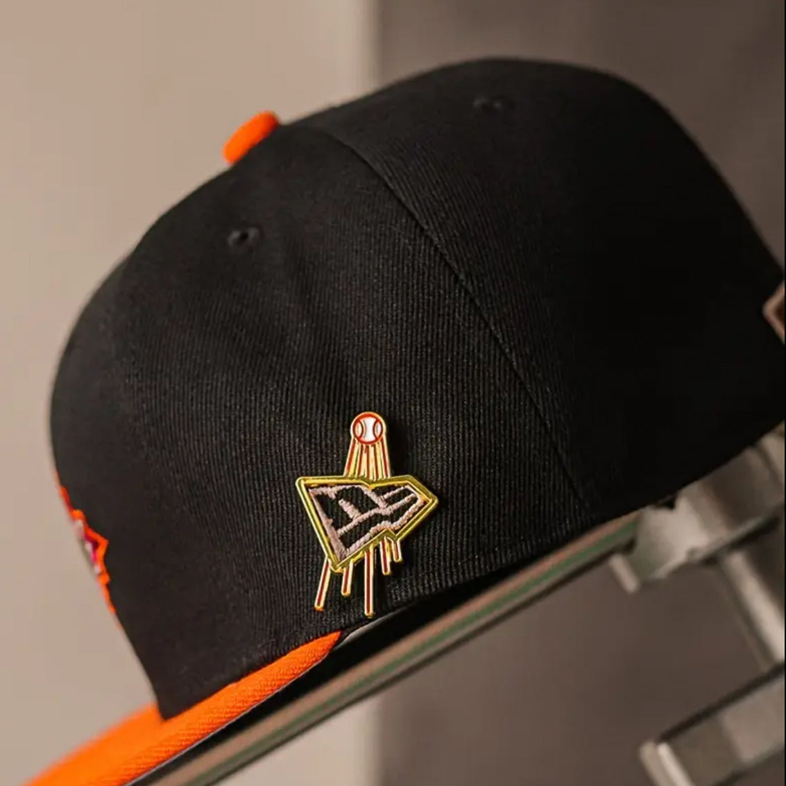 Pin metálico estilo béisbol dorado – compatible con gorras New Era y snapback