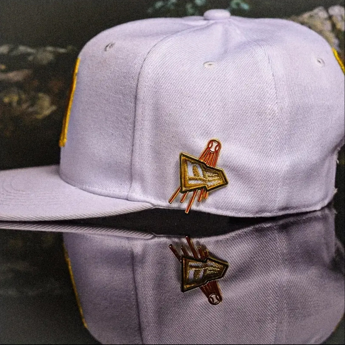 Pin metálico estilo béisbol dorado – compatible con gorras New Era y snapback