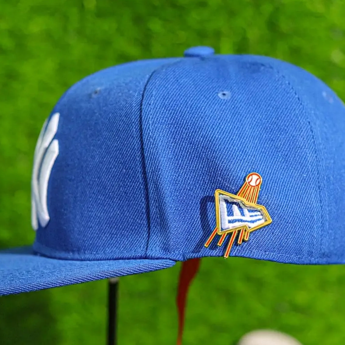 Pin metálico estilo béisbol dorado – compatible con gorras New Era y snapback