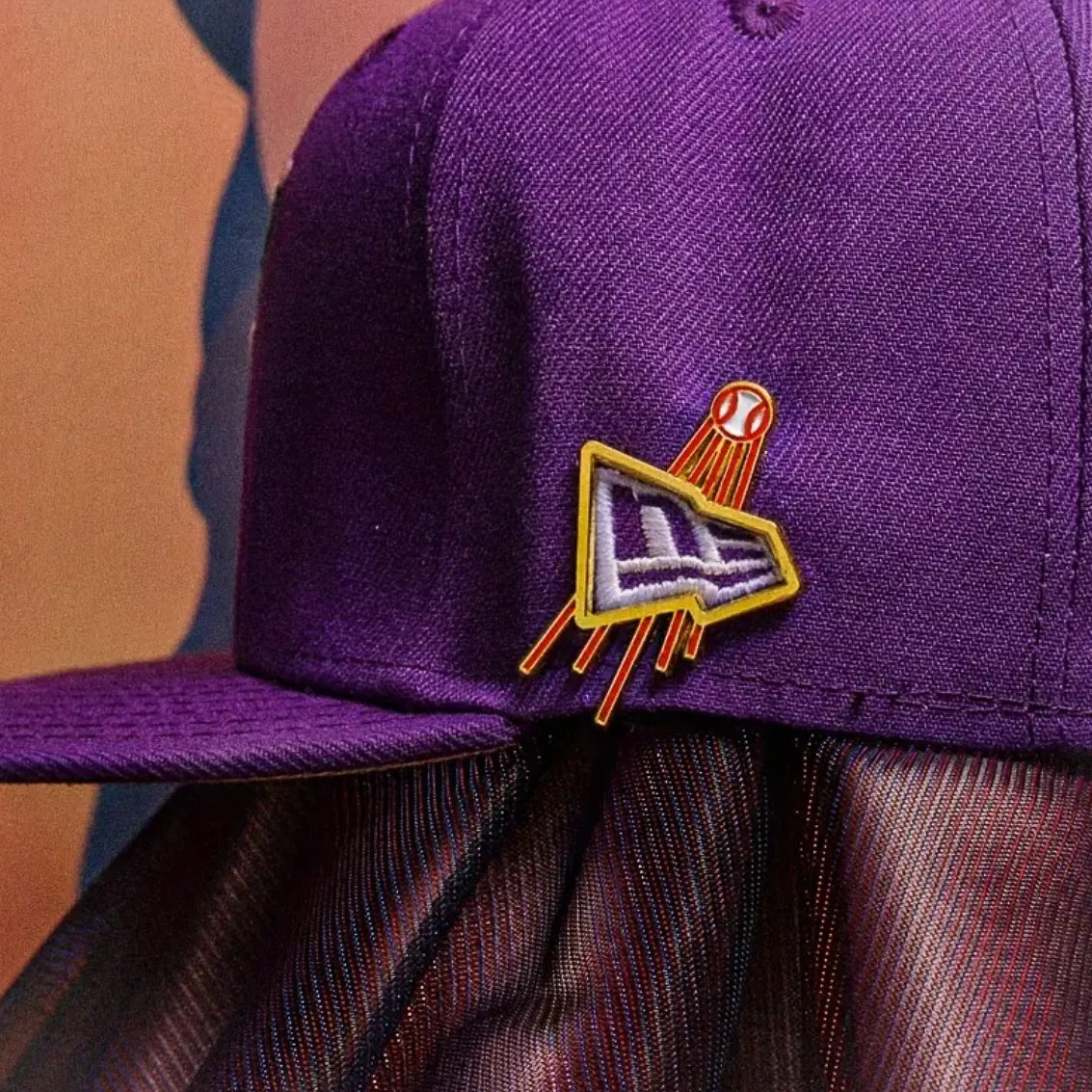 Pin metálico estilo béisbol dorado – compatible con gorras New Era y snapback